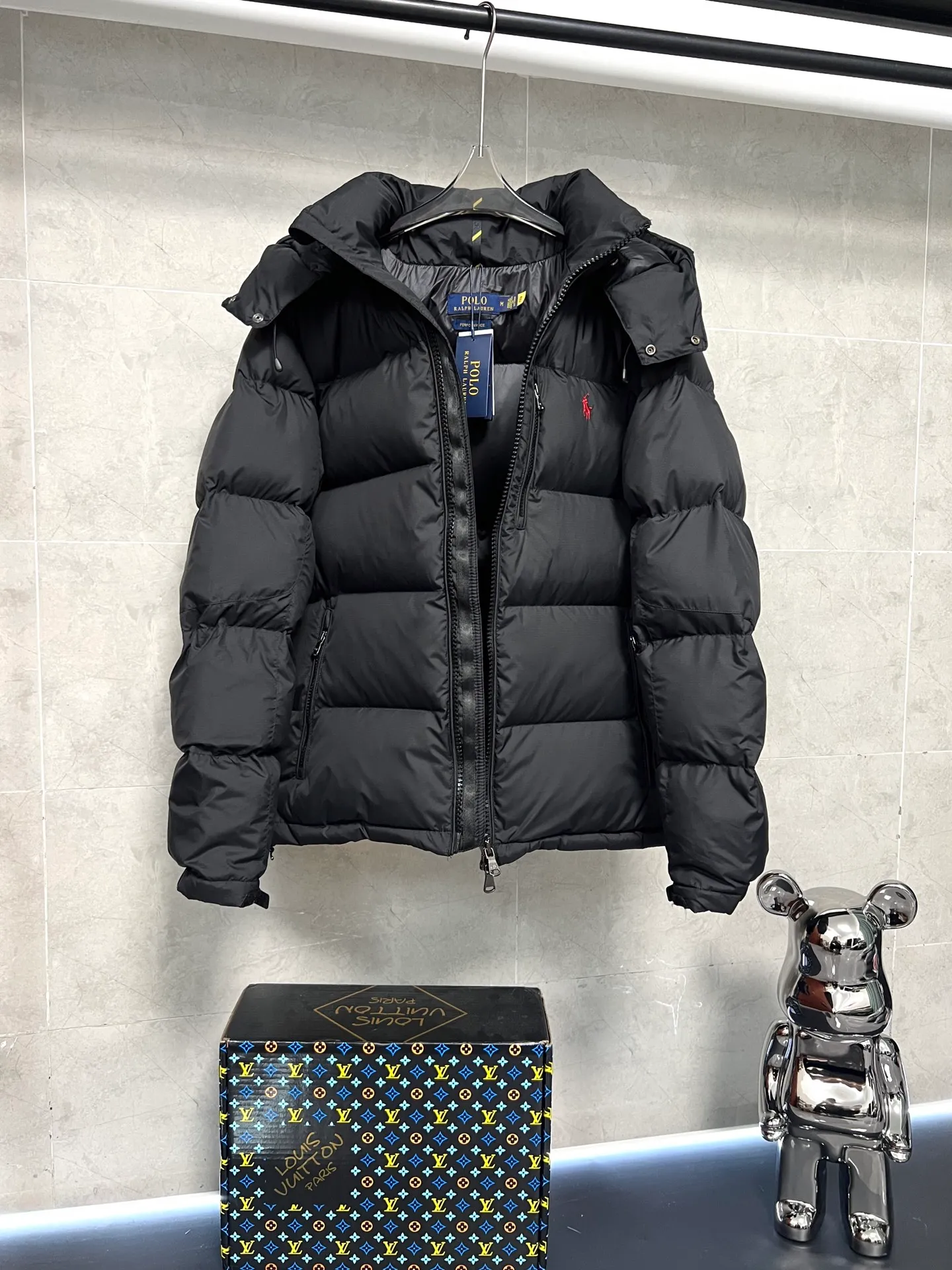 P840 RAH LAUREN Ralph Lauren's new autumn and winter model. Original top 40D waterproof fabric. The interior is made of nylon log double-layer sealing design. The upper body effect is comfortable and soft. The same style as the star. It is filled with 80 white duck down. It has good thermal insulation effect and is light and not heavy. The higher version can be compared at will. Three standards are complete. Color: black blue Size: S M L XL XXL